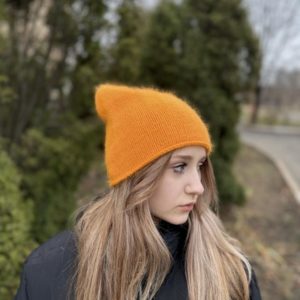 Помаранчева в'язана шапка біні, жіноча шапка з ангори, ручна робота. Розмір 56-57