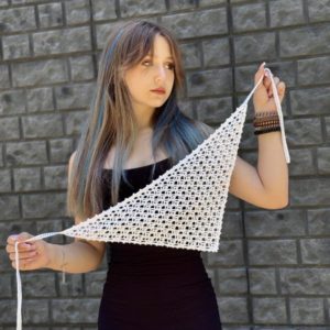 Стильна біла хустка-бандана ручної роботи