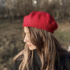 Маленький червоний берет, стильний беретик, французький берет, вʼязаний берет для дівчинки.