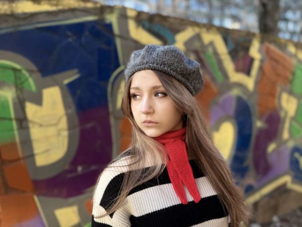 Сірий вʼязаний берет з паєтками, ручна робота - Зображення 4