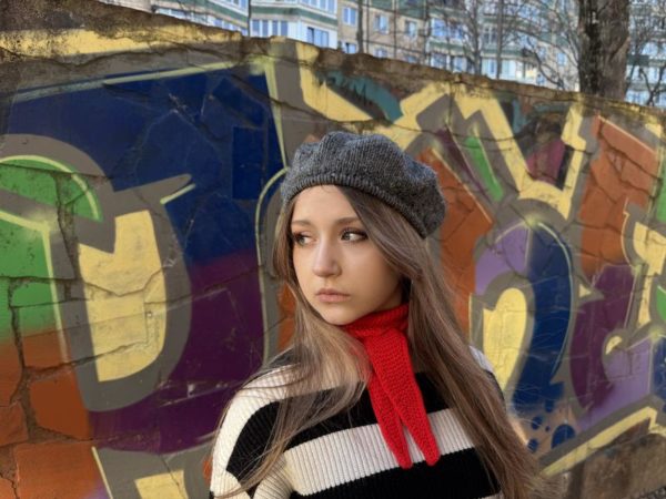 Сірий вʼязаний берет з паєтками, ручна робота - Зображення 2