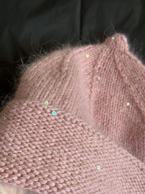 Трендова шапка з пипкою, шапка з пиптиком з хвостиком, ангорова шапка з паєтками - Зображення 5