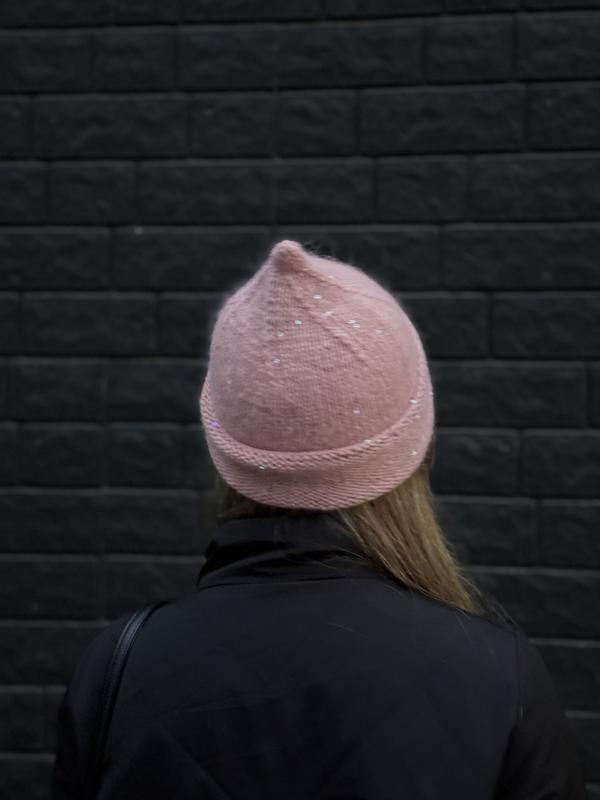 Трендова шапка з пипкою, шапка з пиптиком з хвостиком, ангорова шапка з паєтками - Зображення 3