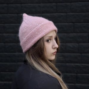 Трендова шапка з пипкою, шапка з пиптиком з хвостиком, ангорова шапка з паєтками