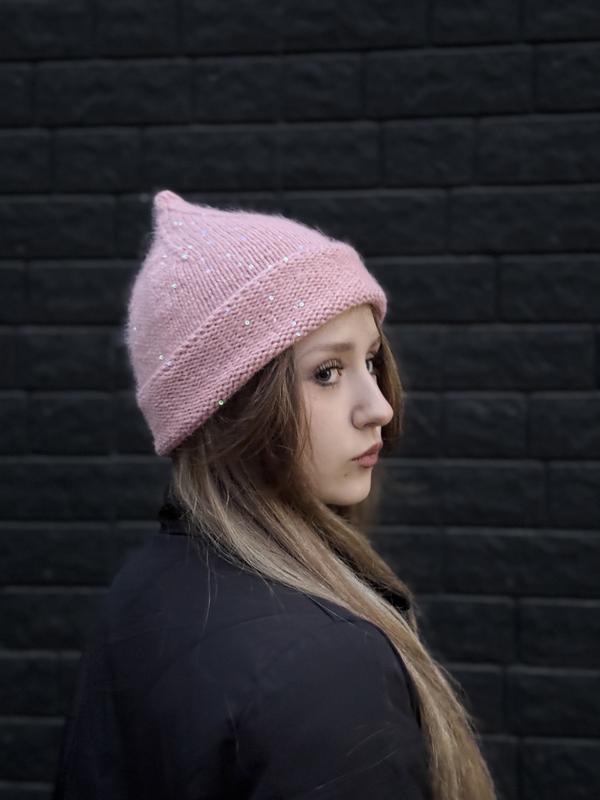Трендова шапка з пипкою, шапка з пиптиком з хвостиком, ангорова шапка з паєтками
