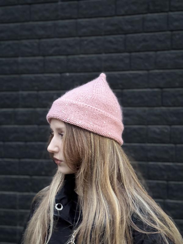 Трендова шапка з пипкою, шапка з пиптиком з хвостиком, ангорова шапка з паєтками - Зображення 2